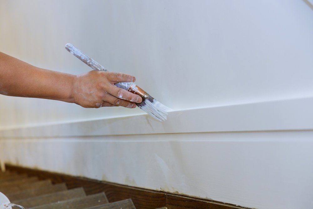 Een geschilderde trap in een modern interieur, met een gelijkmatige verflaag en een frisse uitstraling, als onderdeel van een succesvolle traprenovatie.